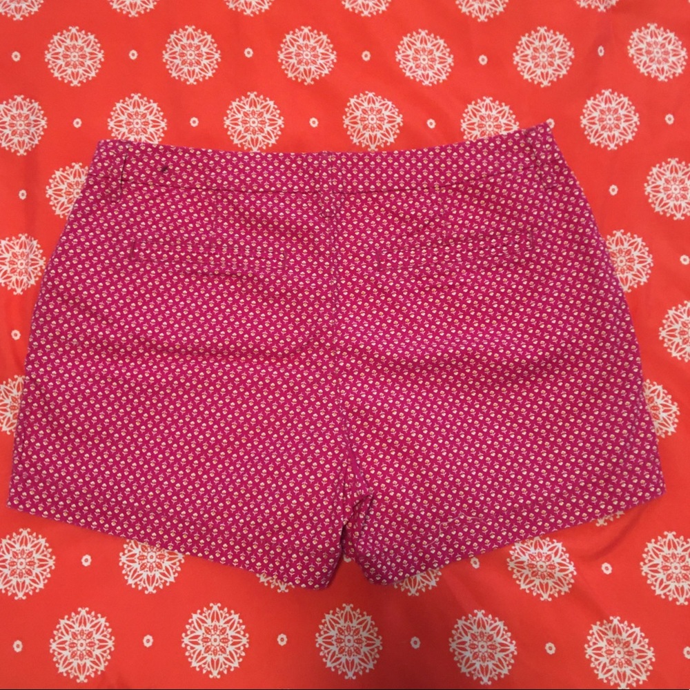 OLD NAVY SZ 2 SHORTS .ZIPPER FLY . FUNCTIONAL FRONT POCKETS. BELT LOOPS.